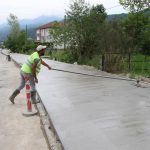 Akyazı Harunusta’ya beton yaya yolu