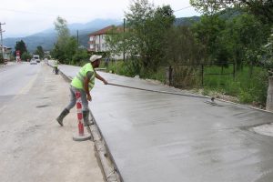 Akyazı Harunusta’ya beton yaya yolu