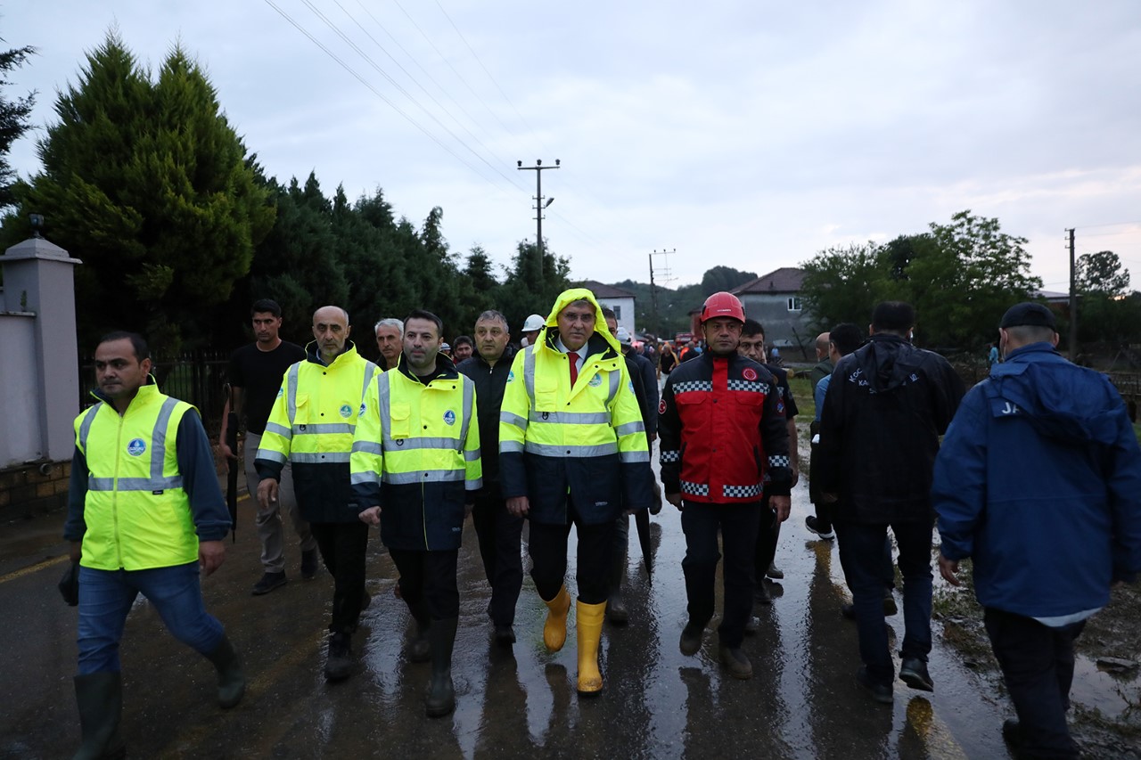 Büyükşehir afet bölgesinde yaraları sarıyor