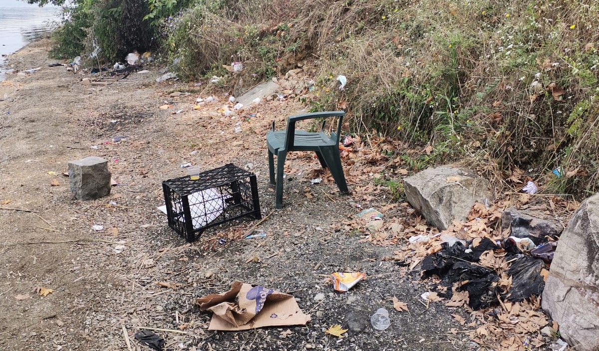 Göl çevresinden onlarca torba atık toplandı