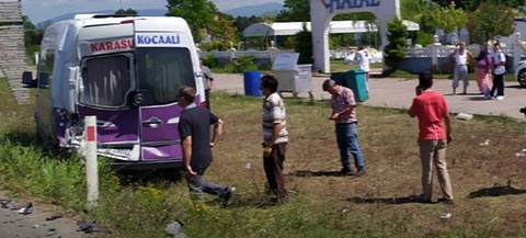 emniyet-seridinde-yolcu-indiren-minibuse-arkadan-carpti-3-yarali_6566b