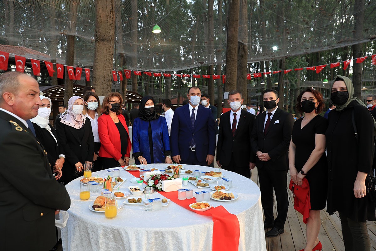 Bayram coşkusu, Demokrasi Meydanı’n