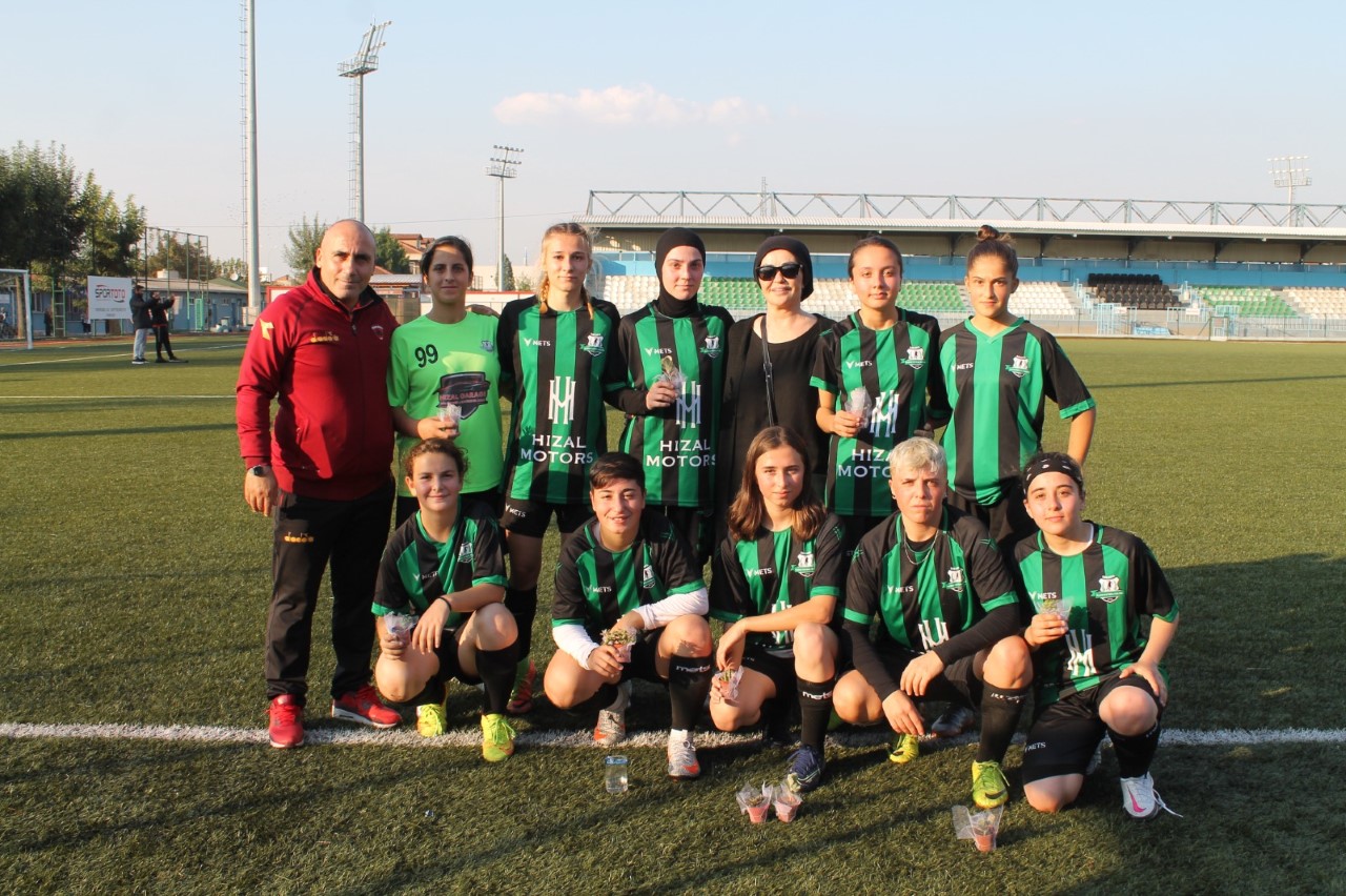 İYİ Parti Sakarya STK Başkanı Kılınçer yerel basını ziyaret etti 2- İYİ Parti STK Başkanı Kılınçer'den Kadın futbolculara destek