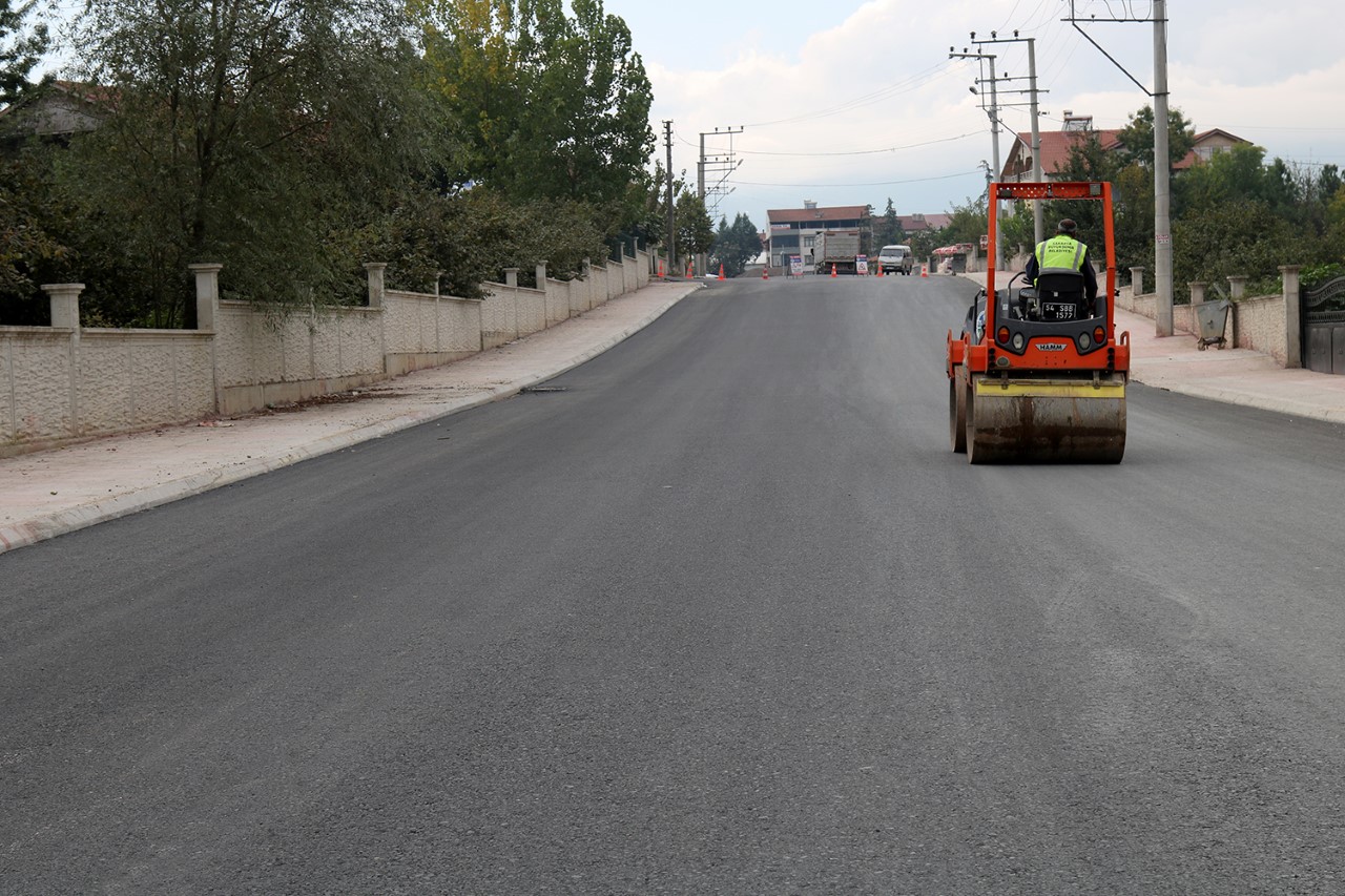 üyükşehir sıcak asfalt çalışmalarına Karapürçek’te devam ediy