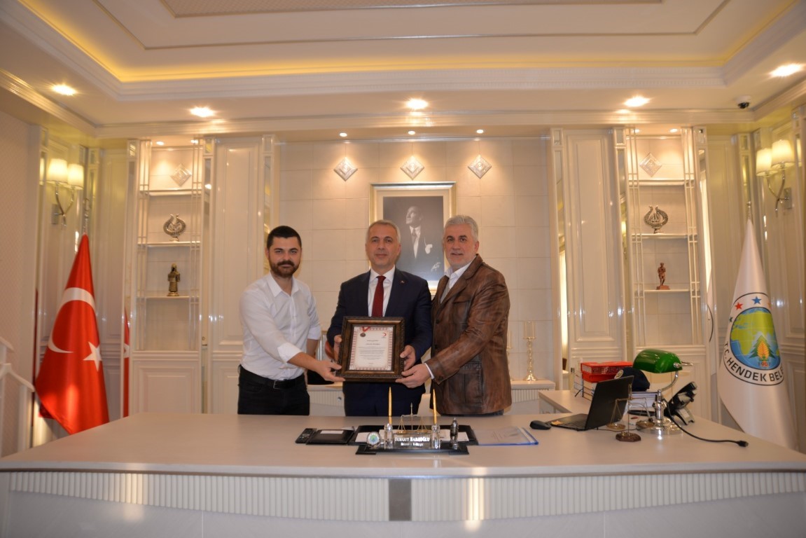 KIZILAY’DAN BAŞKAN BABAOĞLU’NA BRONZ MADALYA