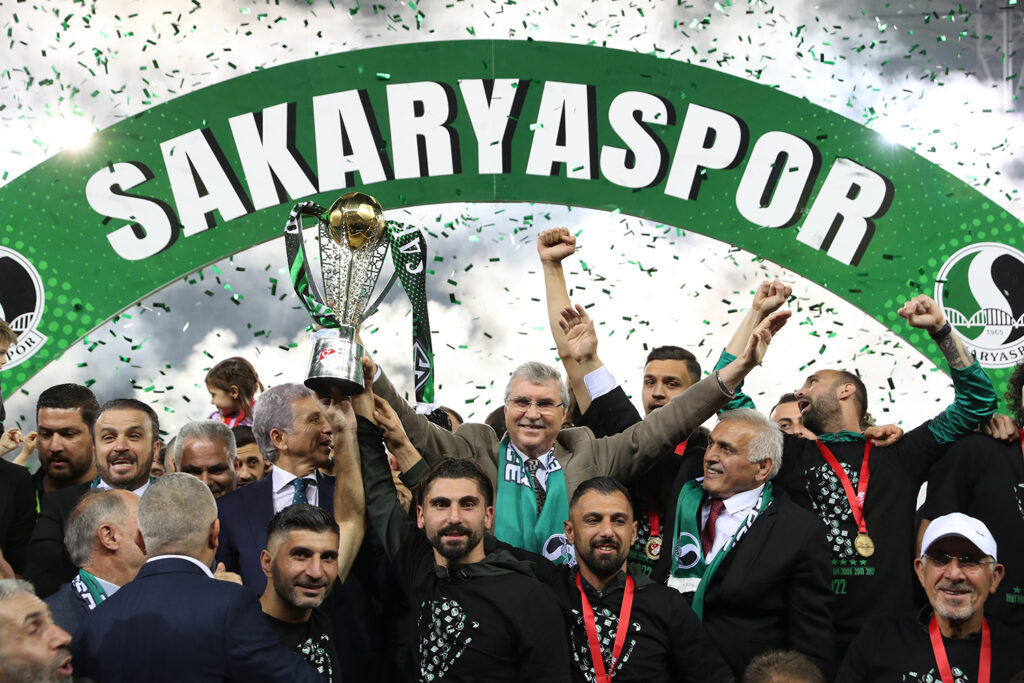 Şehirde coşkulu kutlama; Sakaryaspor şampiyonluk kupasına kavuştu