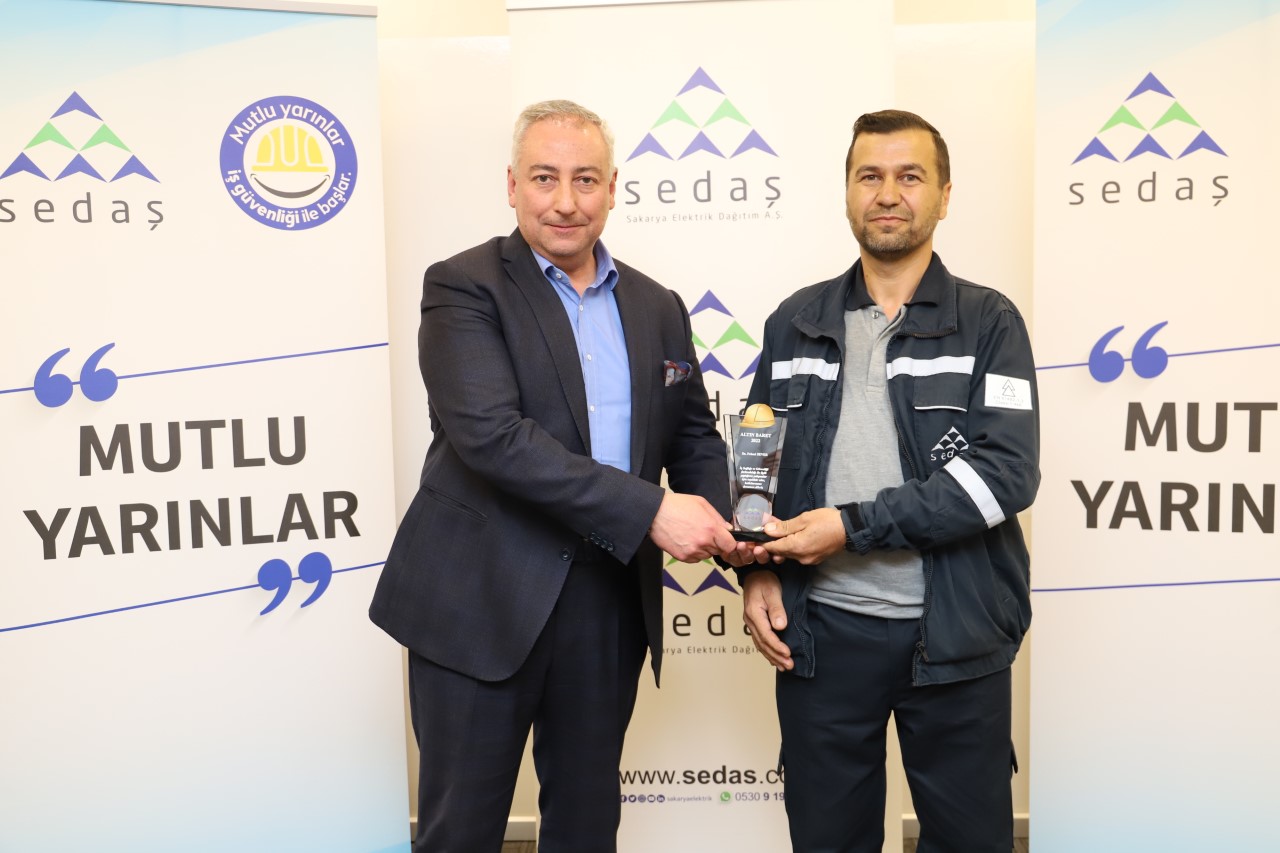 cra Başkanımız Dr.Necmi Odyakmaz Plaket verirken