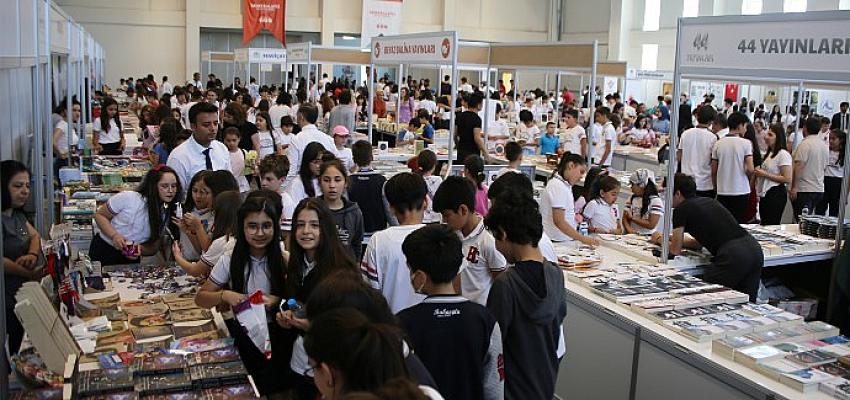 kitap-gunleri-yogun-katilimla-devam-ediyor.jpg