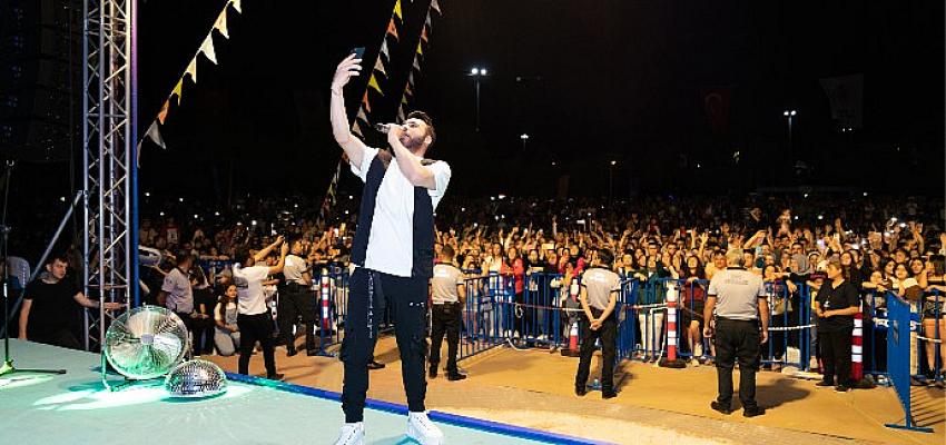 emre-kaya-coken-sahneye-ragmen-sahnede.jpg