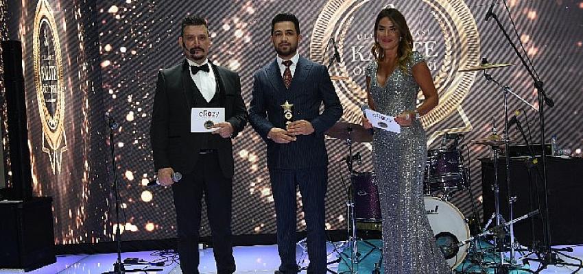 engin-ozavci-odulunu-sunucu-ozlem-yildizin-elinden-aldi.jpg