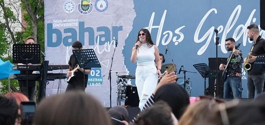 universite-yaza-konserle-merhaba-dedi.jpg