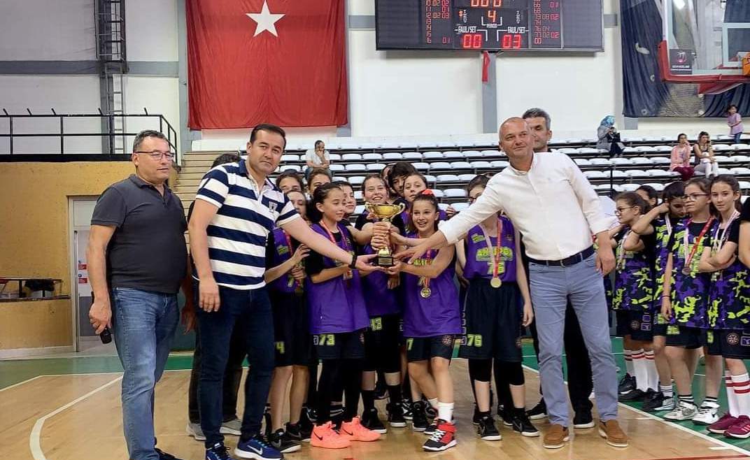 1 GSİM Spor Süb emüdürüÖzgür Aygun müsabakalar bitiminde kupa v