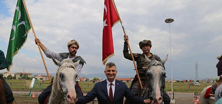 geleneksel-rahvan-at-yarislari-heyecani-golcukte-basliyor.jpg