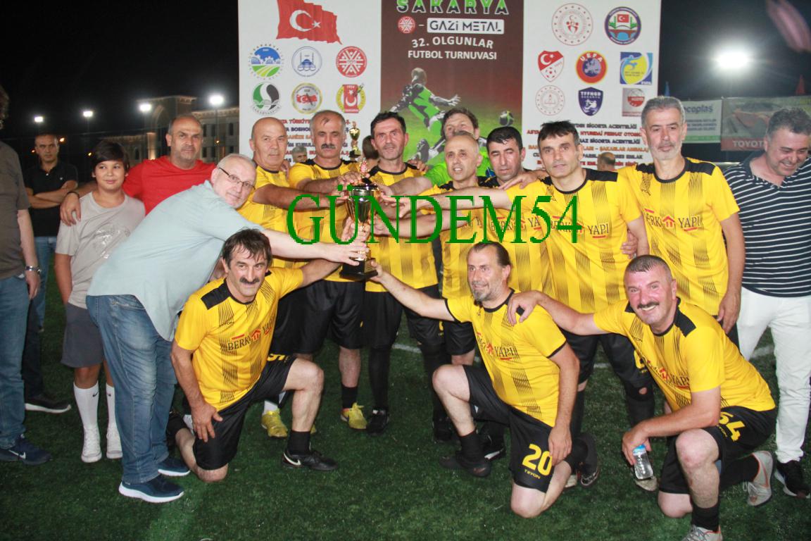 Birinci takım Berk Yapı Akyazıspor ödülünü (11)