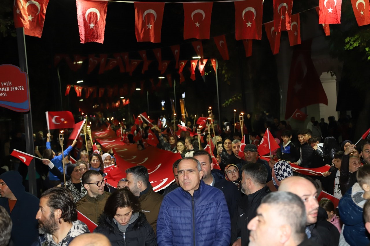 CUMHURİYETİN IŞIĞINDA ATAMIZIN İZİNDEYİZ