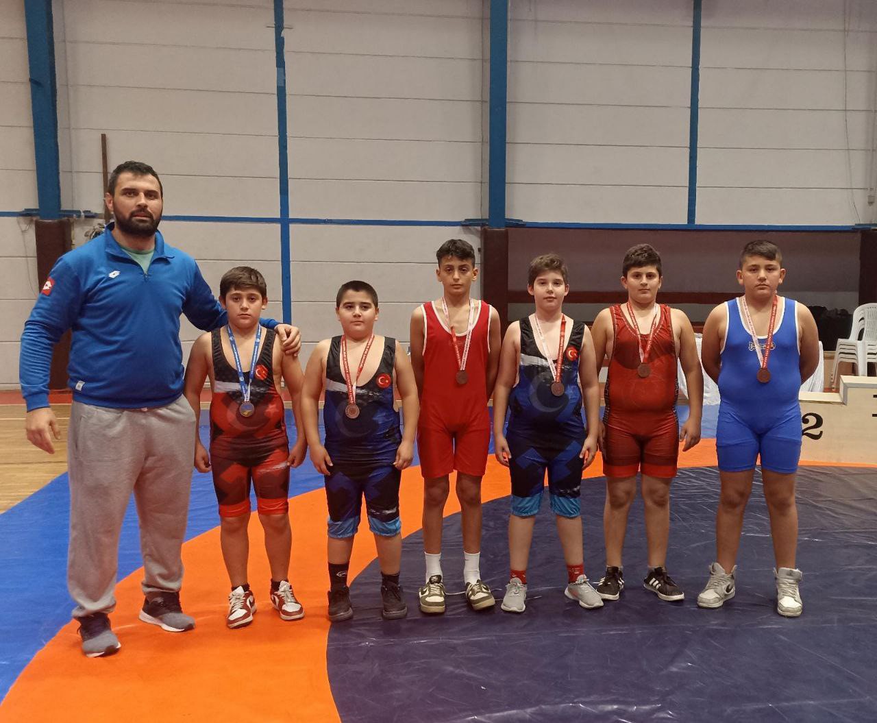 Minik güreşçilerden