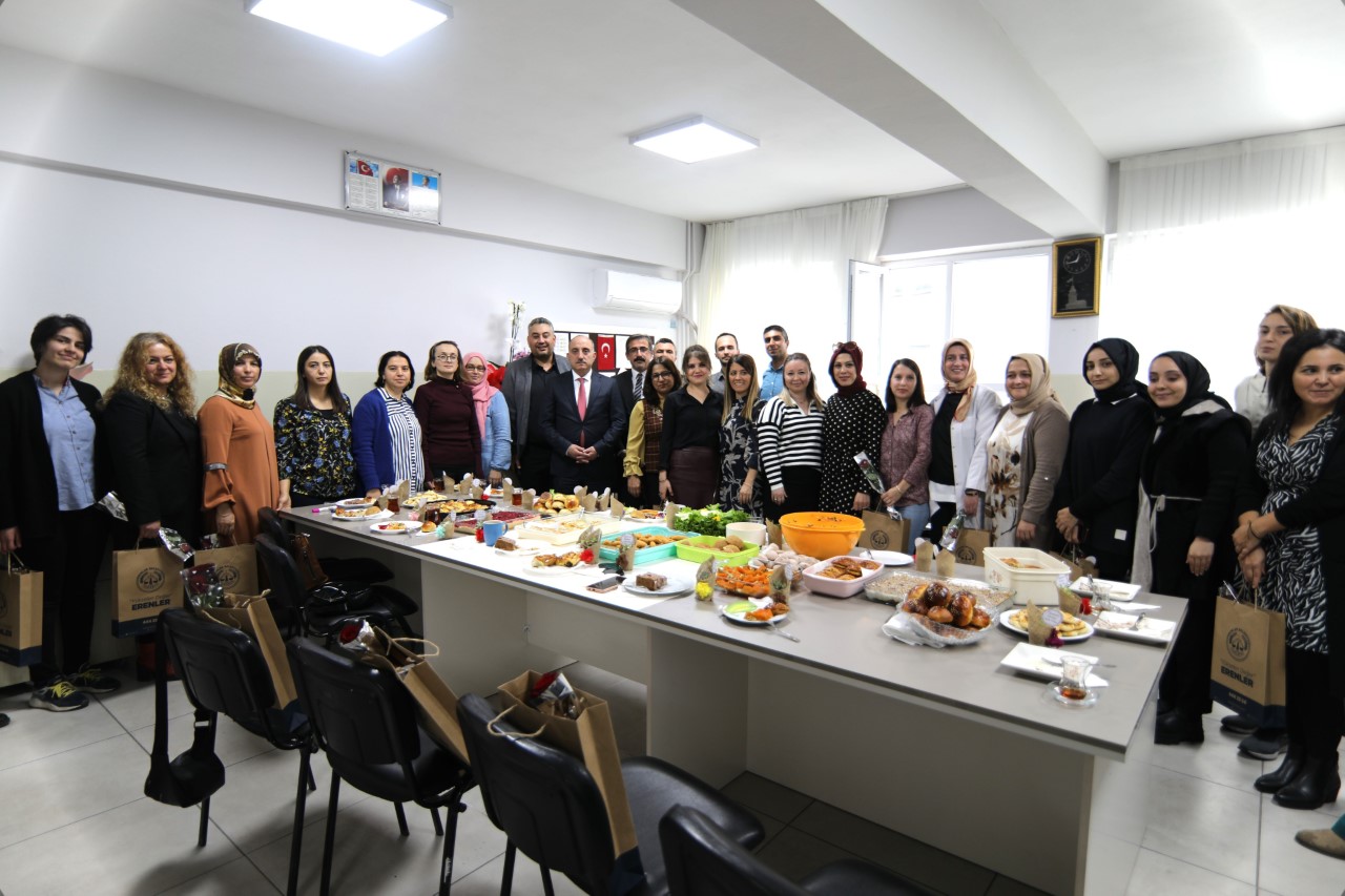 _BAŞKAN FEVZİ KILIÇ ÖĞRETMENLER GÜNÜNÜ KUTLADI (4)
