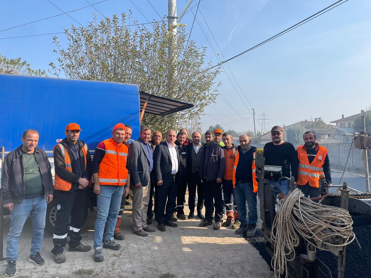 KAMIŞLI MAHALLESİNDE YOLLAR ASFALT İLE YENİLENDİ (1)