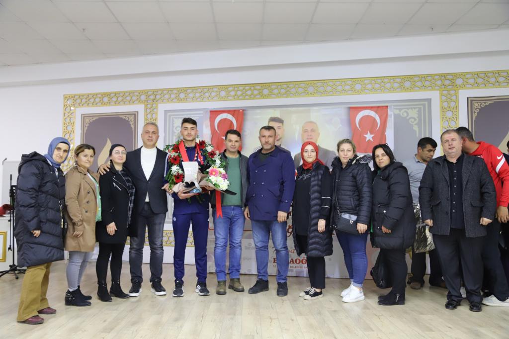ŞAMPİYONA COŞKULU KUTLAMA