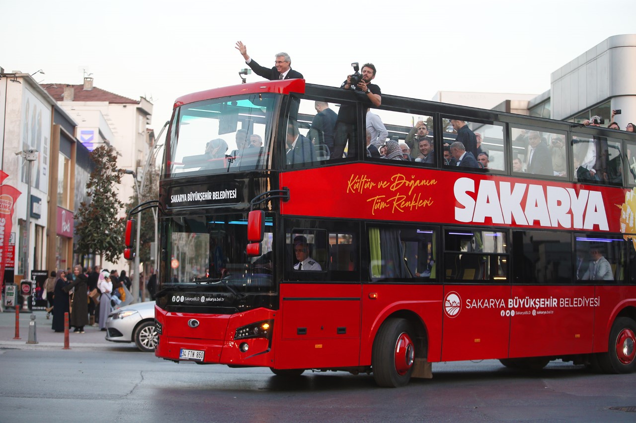 Üstü açık turizm otobüsü