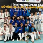 karate takımı kürsüye