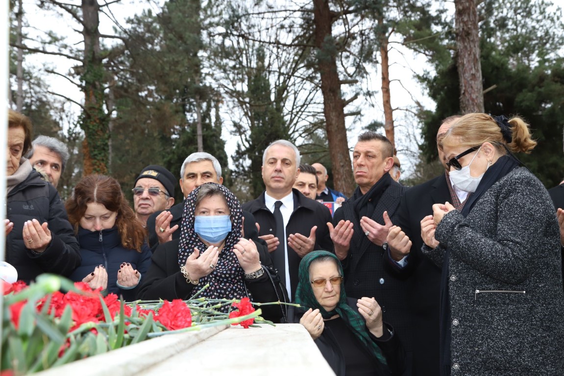 ŞEHİT ALİ GAFFAR OKKAN HENDEK’TE MEZARI BAŞINDA