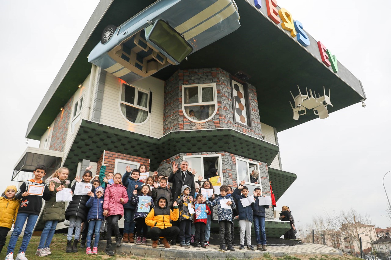 Ters Ev kapılarını bugün ücretsiz açtı “Onlara gülümsemek,
