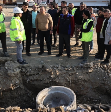 Bakan Dönmez Büyükşehir'in çalışma sahasındaydı Devlet var gücüyle çalışıyor