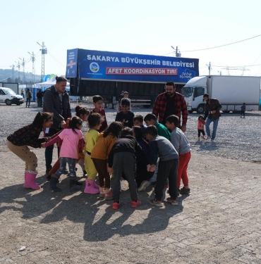 Büyükşehir deprem çocuklarının yüzünde tebessüm oldu