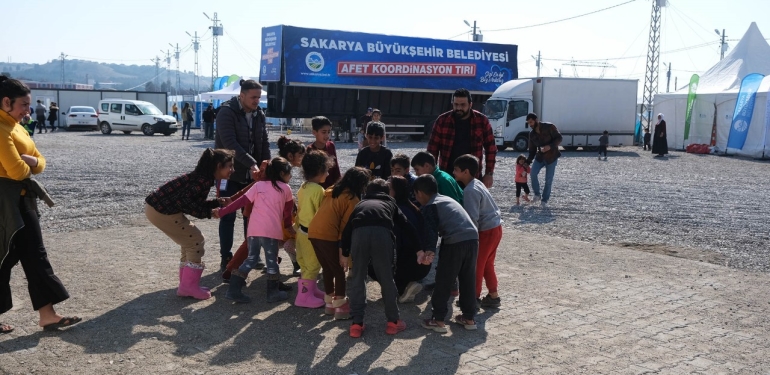 Büyükşehir deprem çocuklarının yüzünde tebessüm oldu