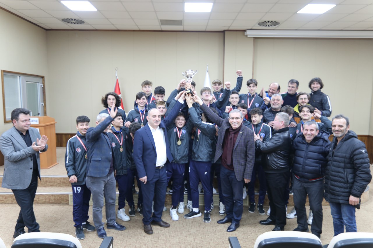 ŞAMPİYON TAKIM KUPAYI BAŞKAN FEVZİ KILIÇ’TAN ALDI (5)