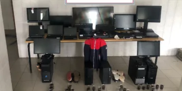 OKULLARDAN ELEKTRONİK EŞYA ÇALAN İKİ ŞÜPHELİ TUTUKLANDI