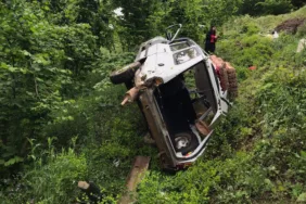 SAKARYA'DA OTOMOBİL ŞARAMPOLE DEVRİLDİ: 3'Ü ÇOCUK 7 YARALI