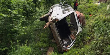 SAKARYA'DA OTOMOBİL ŞARAMPOLE DEVRİLDİ: 3'Ü ÇOCUK 7 YARALI