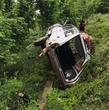 SAKARYA'DA OTOMOBİL ŞARAMPOLE DEVRİLDİ: 3'Ü ÇOCUK 7 YARALI