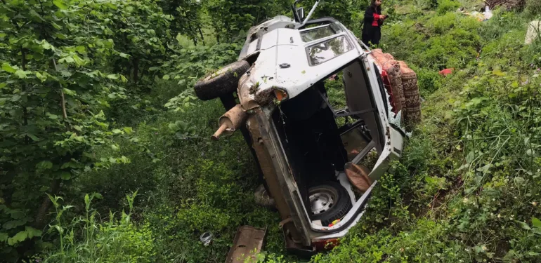 SAKARYA'DA OTOMOBİL ŞARAMPOLE DEVRİLDİ: 3'Ü ÇOCUK 7 YARALI