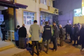 HABER ALINAMAYAN YAŞLI ADAM EVİNDE ÖLÜ BULUNDU EVİN CAMINI KIRIP İÇERİ GİRDİKLERİNDE ACI TABLOYLA KARŞILAŞTILAR