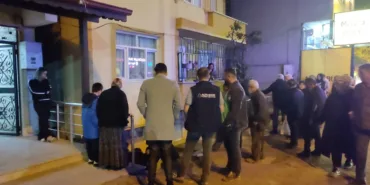 HABER ALINAMAYAN YAŞLI ADAM EVİNDE ÖLÜ BULUNDU EVİN CAMINI KIRIP İÇERİ GİRDİKLERİNDE ACI TABLOYLA KARŞILAŞTILAR