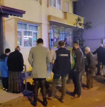 HABER ALINAMAYAN YAŞLI ADAM EVİNDE ÖLÜ BULUNDU EVİN CAMINI KIRIP İÇERİ GİRDİKLERİNDE ACI TABLOYLA KARŞILAŞTILAR