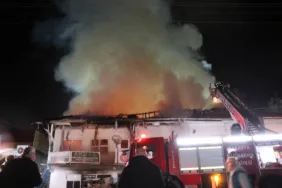 SAKARYA'DA 2 KATLI AHŞAP EVDE YANGIN: ALEVLER GECEYİ AYDINLATTI AHŞAP EV ALEV ALEV İŞTE BÖYLE YANDI MAHALLELİ SOKAĞA DÖKÜLDÜ, EV YANARAK KULLANILAMAZ HALE GELDİ