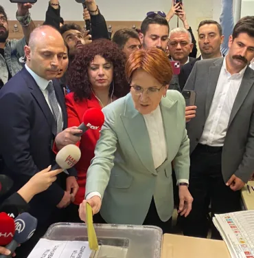 İYİ PARTİ GENEL BAŞKANI AKŞENER OYUNU ÜSKÜDAR'DA KULLANDI MERAL AKŞENER: "BEN 45 YERDE MİTİNG, 54 YERDE DE PROGRAM YAPMIŞIM. SEÇMEN VELİNİMETTİR TUTUMUYLA HAREKET ETTİK" "HÜR ŞEKİLDE OY KULLANILAN SEÇİMDEN ÇIKAN SONUCA DA BAŞ ÜSTÜNE DEMESİ GEREK"