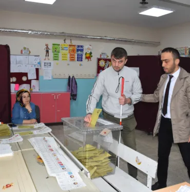 GÖRME ENGELLİ BİREY, ÖZEL GELİŞTİRİLEN PUSULA İLE OYUNU KULLANDI