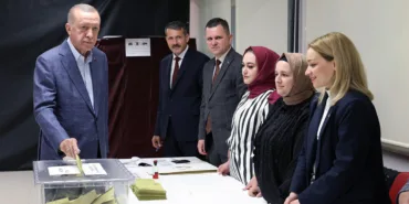 CUMHURBAŞKANI ERDOĞAN OYUNU ÜSKÜDAR'DA KULLANDI CUMHURBAŞKANI ERDOĞAN: "TÜRK DEMOKRASİSİ İÇİN HAYIRLISI İLE BİR GELECEĞİ NİYAZ EDİYORUZ"