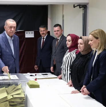 CUMHURBAŞKANI ERDOĞAN OYUNU ÜSKÜDAR'DA KULLANDI CUMHURBAŞKANI ERDOĞAN: "TÜRK DEMOKRASİSİ İÇİN HAYIRLISI İLE BİR GELECEĞİ NİYAZ EDİYORUZ"