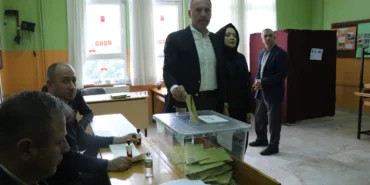 SAKARYA AK PARTİ İL BAŞKANI TEVER OYUNU KULLANDI "ÜLKEMİZ İÇİN HAYIRLARA VESİLE OLACAK BİR NETİCENİN ÇIKMASINI YÜCE RABBİMDEN NİYAZ EDİYORUM"