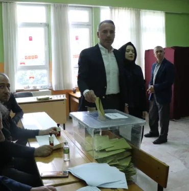 SAKARYA AK PARTİ İL BAŞKANI TEVER OYUNU KULLANDI "ÜLKEMİZ İÇİN HAYIRLARA VESİLE OLACAK BİR NETİCENİN ÇIKMASINI YÜCE RABBİMDEN NİYAZ EDİYORUM"