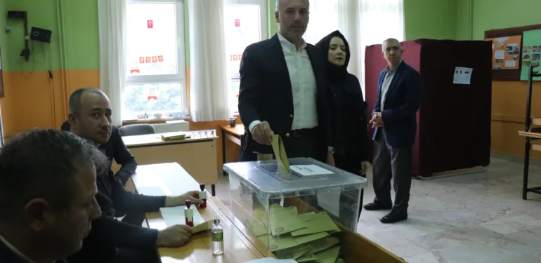 SAKARYA AK PARTİ İL BAŞKANI TEVER OYUNU KULLANDI "ÜLKEMİZ İÇİN HAYIRLARA VESİLE OLACAK BİR NETİCENİN ÇIKMASINI YÜCE RABBİMDEN NİYAZ EDİYORUM"