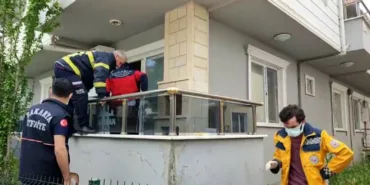 EVDE KİLİTLİ KALDIĞI SÖYLENEN YAŞLI KADIN EKİPLERE ZORLUK ÇIKARDI