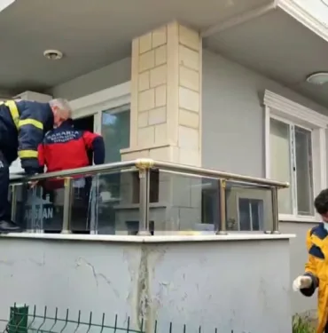 EVDE KİLİTLİ KALDIĞI SÖYLENEN YAŞLI KADIN EKİPLERE ZORLUK ÇIKARDI