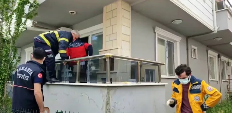 EVDE KİLİTLİ KALDIĞI SÖYLENEN YAŞLI KADIN EKİPLERE ZORLUK ÇIKARDI
